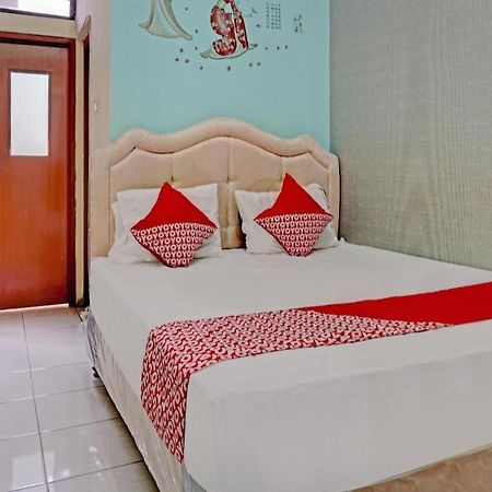 Oyo 90489 Kejora Homestay Джакарта Екстериор снимка