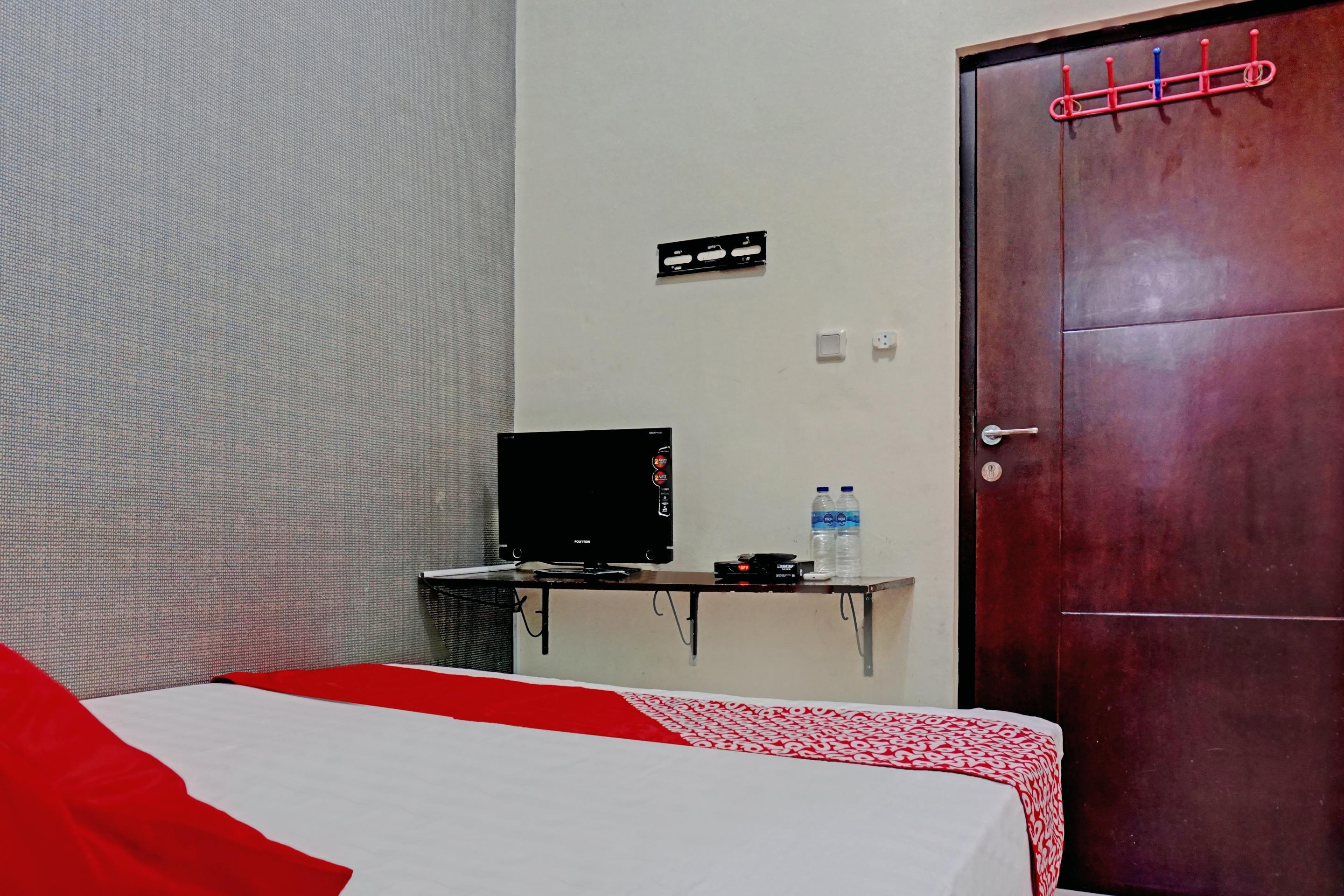 Oyo 90489 Kejora Homestay Джакарта Екстериор снимка
