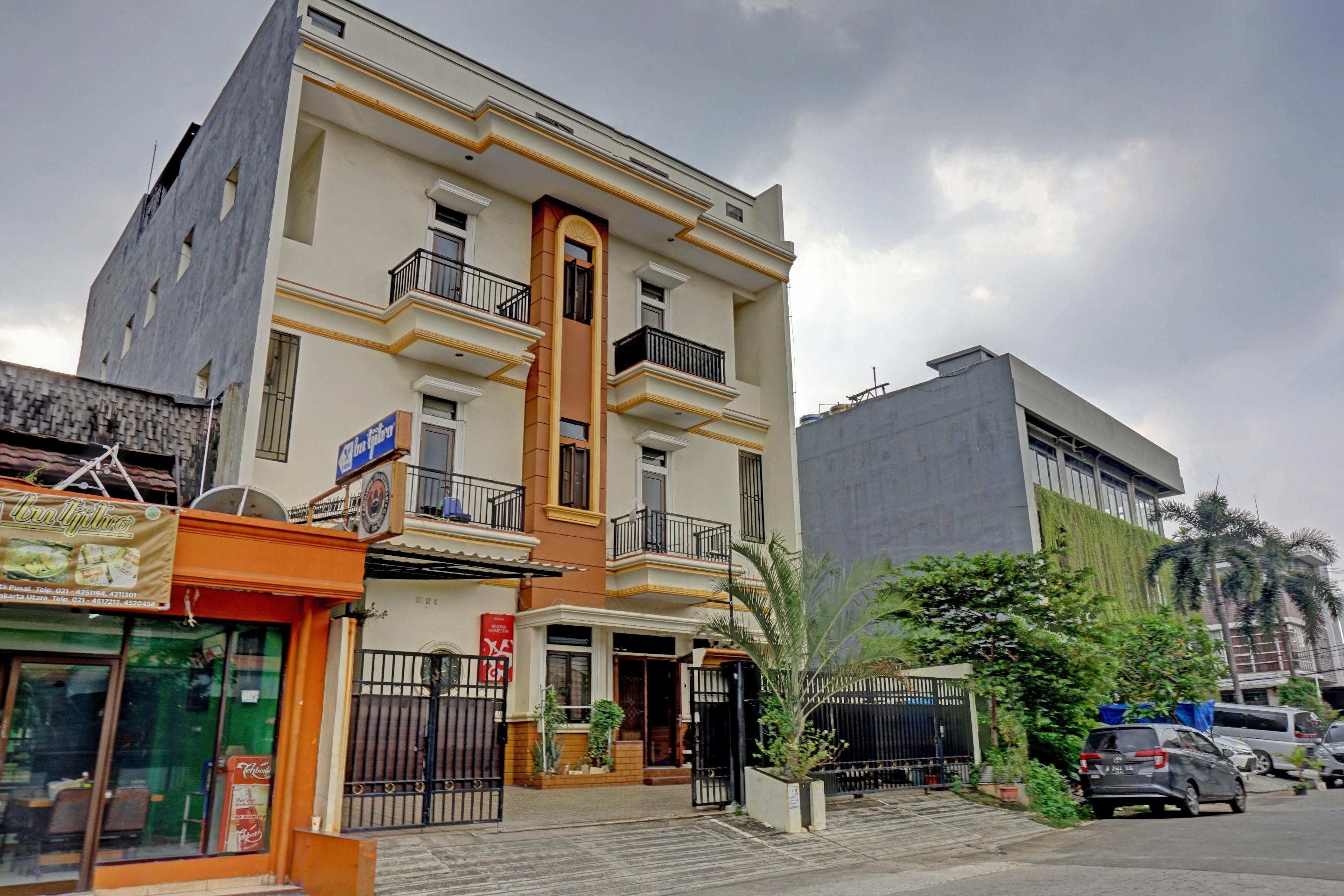 Oyo 90489 Kejora Homestay Джакарта Екстериор снимка