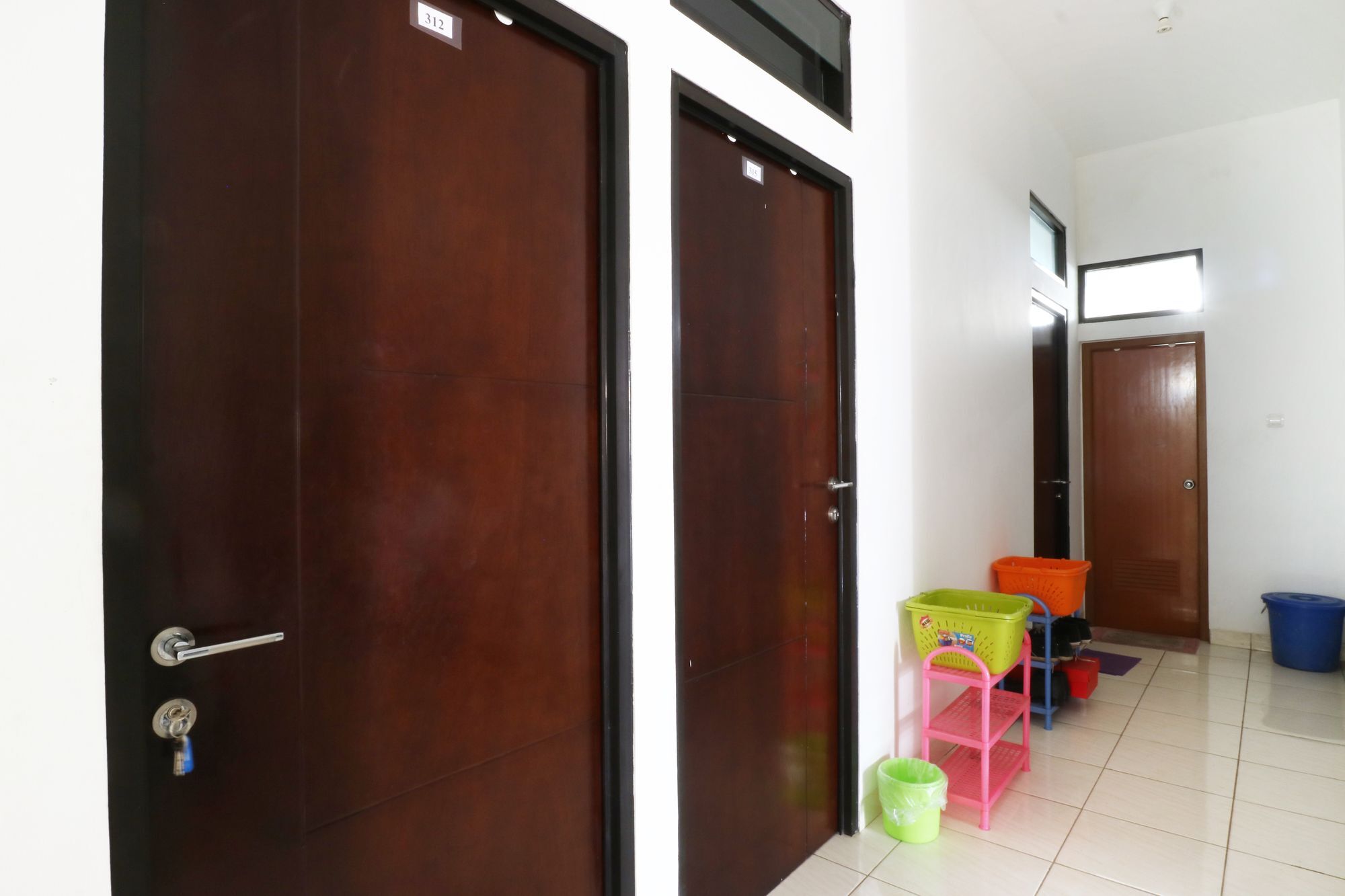 Oyo 90489 Kejora Homestay Джакарта Екстериор снимка